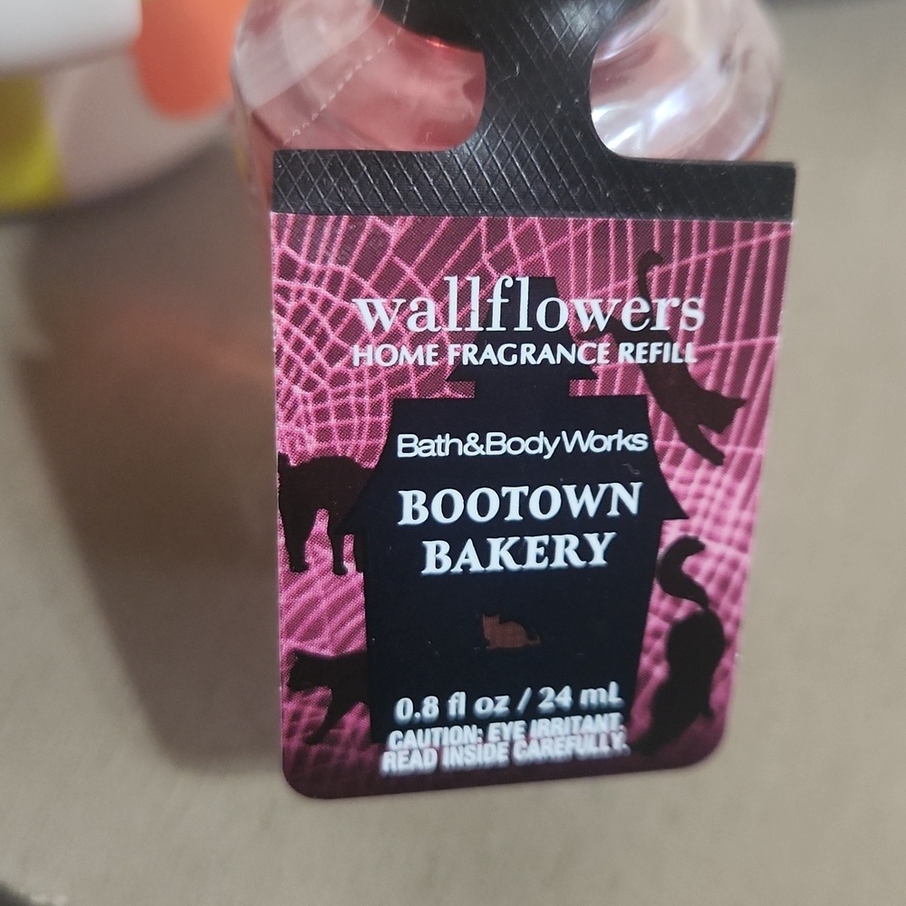 Bath & Body Works Bootown Bakery Wallfliwers Fragrance Refill - Picture 2 of 4